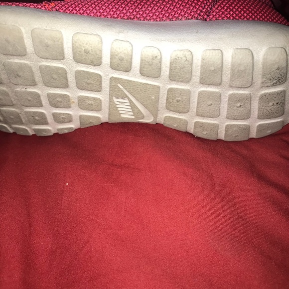 Nike Roshes (women’s 9) - Picture 3 of 4